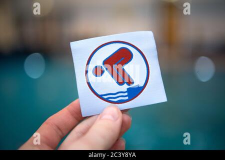 Bremerhaven, Allemagne. 24 février 2020. Un badge de natation en bronze est maintenu au bord de la piscine. (À dpa-Korr 'le temps de baignade au lac - quand est-on un nageur sûr?') Credit: Sina Schuldt/dpa/Alay Live News Banque D'Images