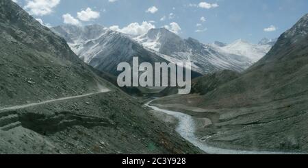 Vallée de l'Himalaya en V au bas de laquelle une rivière avec un parcours sinueux coule. Un chevauchement de l'imbrication des crêtes de colline droites en V qui s'étend dans Banque D'Images