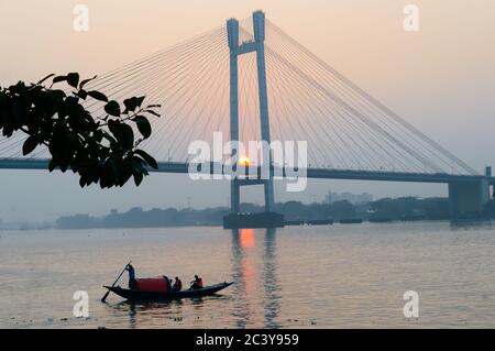 Vue panoramique de Vidyasagar Setu ou du pont Hooghly au coucher du soleil. Le plus long téléphérique de la célèbre est resté le pont de la route au-dessus de Ganges River reliant les villes Kolkata et Ho Banque D'Images