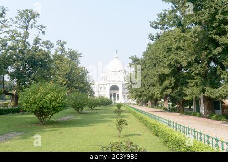 La plus belle architecture Victoria Memorial au coeur de la ville métropolitaine, un souvenir de grandeur coloniale d'époque, musée et destination touristique. Entrée Banque D'Images