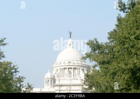 Haut dôme central du Victoria Memorial, armoiries royales, en marbre blanc Makrana. Une splendeur royale de nostalgie, centre de musée d'art et Voyage de Banque D'Images