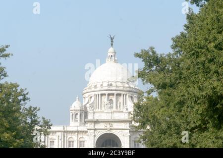 Haut dôme central du Victoria Memorial, armoiries royales, en marbre blanc Makrana. Une splendeur royale de nostalgie, centre de musée d'art et Voyage de Banque D'Images