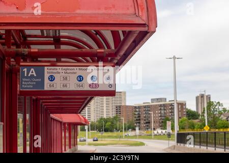À Ottawa, Ontario, Canada, un panneau indiquant les bus en direction de l'ouest à la gare routière Lincoln Fields OC Transpo indique les itinéraires en direction de Kanata. Banque D'Images