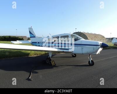 G-BDPA, un guerrier Cherokee Piper PA-28-151 exploité par le Prestwick Flight Centre, exposé statique au salon de l'air de la RAF Leuchars en 2012. Banque D'Images