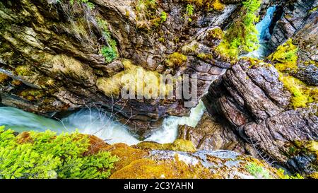 Les eaux agitées du canyon Maligne qui traversent le canyon Maligne profond dans le parc national Jasper, Alberta, Canada Banque D'Images