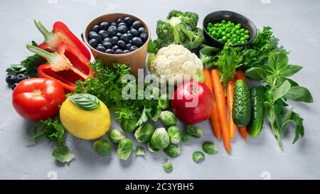 Légumes frais. Concept végétalien et végétarien. Aliments riches en vitamines, minéraux et antioxydants. Alimentation saine pour stimuler le système immunitaire. Banque D'Images