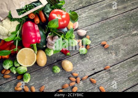 Sac de papier à provisions réutilisable écologique rempli de fruits et légumes. Concept alimentaire sain et végétarien. Vue de dessus avec espace de copie Banque D'Images