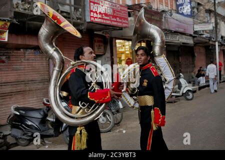 Membres d'un ensemble musical coordonnant sur une rue à Jaipur, Rajasthan, Inde. Banque D'Images