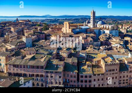 Vue panoramique d'oiseau de Sienne, Italie, prises de Torre del Mangia (plus haute tour à Sienne). Le principal bâtiment à droite est sienne Cathderal. Banque D'Images