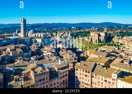 Paysage urbain de Sienne à un matin ensoleillé. Sur la gauche se trouve la cathédrale de Sienne, sur la gauche se trouve la basilique Cateriniana ou la basilique San Domenico. Banque D'Images