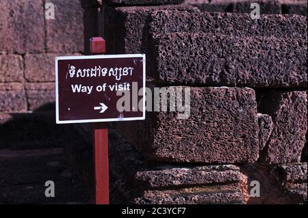 Panneau bilingue « Way of Visit », Temple Banteay Srei. Parc archéologique d'Angkor, province de Siem Reap, Cambodge. © Kraig Lieb Banque D'Images