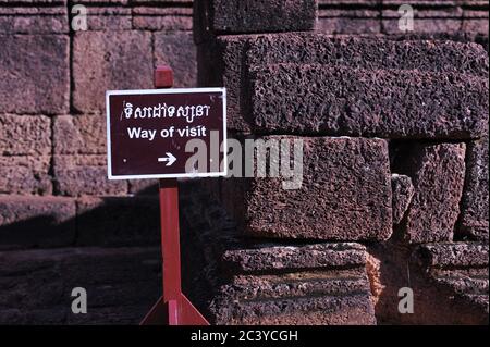 Panneau bilingue « Way of Visit », Temple Banteay Srei. Parc archéologique d'Angkor, province de Siem Reap, Cambodge. © Kraig Lieb Banque D'Images