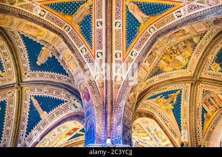 Sienne, Italie - VERS 2013: Baptistère de Saint Jean (Battistero di San Giovanni) plafond intérieur dans le complexe de la cathédrale de Sienne. Banque D'Images