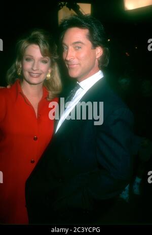 Burbank, Californie, États-Unis 8 novembre 1995 l'actrice Deidre Hall et l'acteur Drake Hogestyn assistent à la fête du 30 e anniversaire de notre vie et à la coupe de gâteau le 8 novembre 1995 aux Burbank Studios à Burbank, Californie, États-Unis. Photo par Barry King/Alay stock photo Banque D'Images