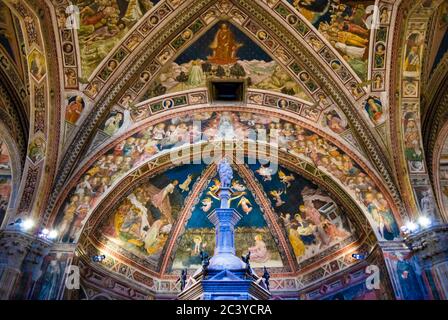 Sienne, Italie - VERS 2013: Baptistère de Saint Jean (Battistero di San Giovanni) plafond intérieur dans le complexe de la cathédrale de Sienne. Banque D'Images