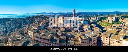 Vue panoramique d'oiseau de Sienne, Italie, prises de Torre del Mangia (plus haute tour à Sienne). Le principal bâtiment à droite est sienne Cathderal. Banque D'Images