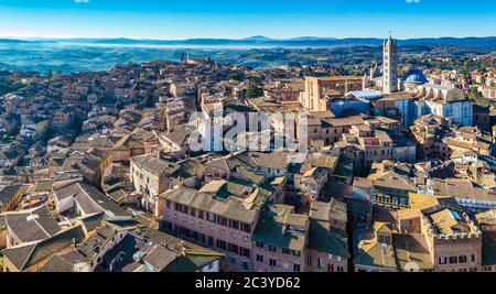 Vue panoramique d'oiseau de Sienne, Italie, prises de Torre del Mangia (plus haute tour à Sienne). Le principal bâtiment à droite est sienne Cathderal. Banque D'Images