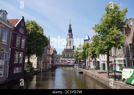 De Waag (maison) à Waagplein square à Alkmaar, Pays-Bas. Vu de Luttik Oudorp canal. Banque D'Images