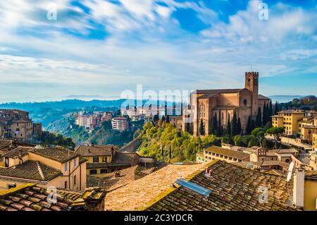 Panorama de Sienne. C'est une petite ville médiévale au sommet d'une colline, située en Toscane, en Italie. Le bâtiment dominant est la basilique de San Domenico. Banque D'Images