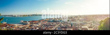 Lisboa, Portugal - juillet 24 2016 : vue sur Baixa et Ponte 25 de Abril. Banque D'Images