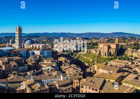 Paysage urbain de Sienne à un matin ensoleillé. Sur la gauche se trouve la cathédrale de Sienne, sur la gauche se trouve la basilique Cateriniana ou la basilique San Domenico. Banque D'Images