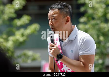 Tokyo, Japon. 23 juin 2020. Le candidat Taro Yamamoto fait campagne pour l'élection du gouverneur de Tokyo en dehors de la gare de Futako-Tamagawa. Yamamoto, ancien acteur et chef du parti politique Reiwa Shinsengumi, a promis l'annulation des Jeux olympiques et paralympiques de Tokyo de 2020 pour économiser de l'argent s'il est élu gouverneur de Tokyo le mois prochain. L'élection du gouverneur de Tokyo aura lieu le 5 juillet. Credit: Rodrigo Reyes Marin/ZUMA Wire/Alay Live News Banque D'Images