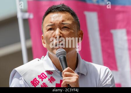 Tokyo, Japon. 23 juin 2020. Le candidat Taro Yamamoto fait campagne pour l'élection du gouverneur de Tokyo en dehors de la gare de Futako-Tamagawa. Yamamoto, ancien acteur et chef du parti politique Reiwa Shinsengumi, a promis l'annulation des Jeux olympiques et paralympiques de Tokyo de 2020 pour économiser de l'argent s'il est élu gouverneur de Tokyo le mois prochain. L'élection du gouverneur de Tokyo aura lieu le 5 juillet. Credit: Rodrigo Reyes Marin/ZUMA Wire/Alay Live News Banque D'Images