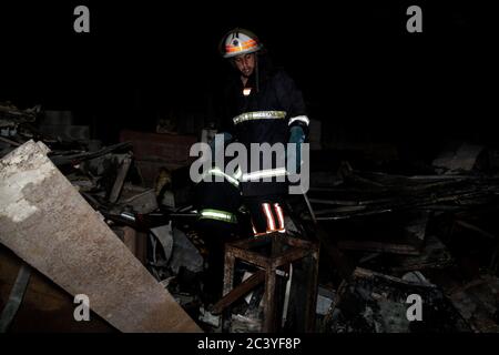 22 juin 2020 : Gaza, Palestine. 22 juin 2020. Les équipes palestiniennes de la Défense civile travaillent pour éteindre un incendie qui a éclaté dans une installation industrielle à l'est du camp de réfugiés de Jabalia. Le personnel du service de secours a eu du mal à contenir et à mettre le feu, ce qui a causé une destruction grave de l'usine. Le bâtiment brûlé est situé près des bureaux de l'Administration civile dans le nord de la bande de Gaza crédit: Ahmad Haaballah/IMAGESLIVE/ZUMA Wire/Alamy Live News Banque D'Images