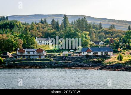 Chalets face au Loch Linnhe à Corran, un ancien village de pêcheurs de Corran point, sur le côté ouest des Corran Narrows du Loch Linnhe, en Écosse. Banque D'Images