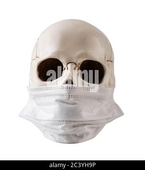 Crâne avec masque de protection isolé sur fond blanc. Danger d'un nouveau coronavirus mortel. Banque D'Images