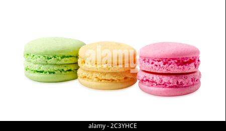 Différents types de macarons français colorés isolés sur fond blanc. Banque D'Images