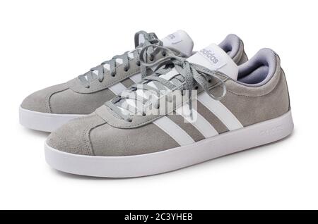 Moscou, Russie - 14 mars 2020 : baskets ADIDAS Grey Skaters isolées sur fond blanc Banque D'Images