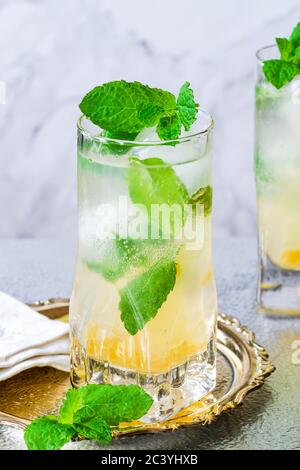 Cocktail de gin aux pommes Bramley infusé à la menthe avec un cordial aux sureau Banque D'Images