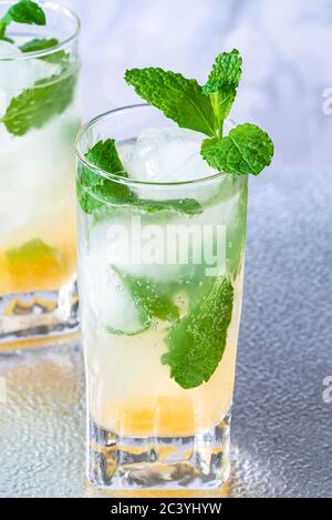 Cocktail de gin aux pommes Bramley infusé à la menthe avec un cordial aux sureau Banque D'Images