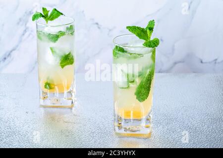 Cocktail de gin aux pommes Bramley infusé à la menthe avec un cordial aux sureau Banque D'Images