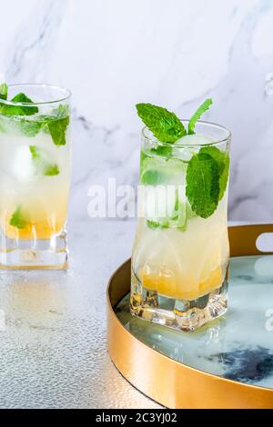 Cocktail de gin aux pommes Bramley infusé à la menthe avec un cordial aux sureau Banque D'Images