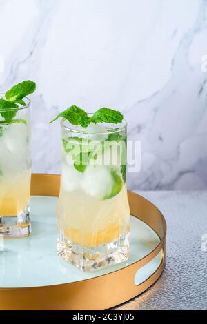 Cocktail de gin aux pommes Bramley infusé à la menthe avec un cordial aux sureau Banque D'Images