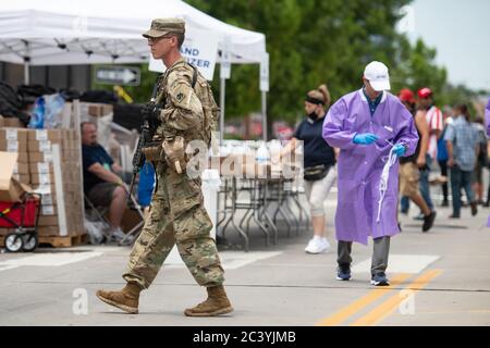 Tulsa, Oklahoma, États-Unis. 20 juin 2020. À l'intérieur des portes qui entouraient le Bok Center de Tulsa, des membres de la garde nationale se promenaient dans le domaine, les thermoeurs, vêtus de robes violettes, erraient la zone en prenant des températures pour tous les amateurs de l'événement. Crédit : Tyler Tomasello/ZUMA Wire/Alay Live News Banque D'Images