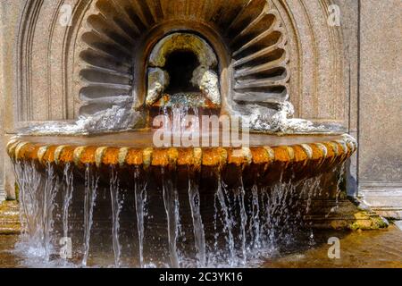 La fontaine de la Bollente, source d'eau chaude à Acqui terme, Piémont, Italie Banque D'Images