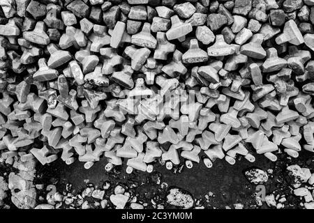 Blocs de rochers et de béton défenses marines à Scarborough dans le North Yorkshire, en Grande-Bretagne Banque D'Images