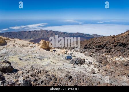 Vue depuis le volcan Caldera de Teide Las Canadas avec lave solidifiée. Parc national du Teide paysage de montagne au-dessus des nuages. Tenerife, Iles Canaries, S Banque D'Images