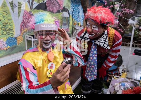 Jakarta, Indonésie. 22 juin 2020. La communauté “Aku Badut Indonesia” (je suis le clown indonésien) divertit un certain nombre d'enfants touchés par l'incendie dans la colonie de Jakarta, Indonésie, le 23 juin 2020. L'activité vise à soigner les traumatismes et à prendre soin des victimes des incendies de Jakarta, en particulier des enfants. (Photo par Evan Praditya/INA photo Agency/Sipa USA) crédit: SIPA USA/Alay Live News Banque D'Images