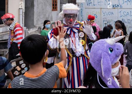 Jakarta, Indonésie. 22 juin 2020. La communauté “Aku Badut Indonesia” (je suis le clown indonésien) divertit un certain nombre d'enfants touchés par l'incendie dans la colonie de Jakarta, Indonésie, le 23 juin 2020. L'activité vise à soigner les traumatismes et à prendre soin des victimes des incendies de Jakarta, en particulier des enfants. (Photo par Evan Praditya/INA photo Agency/Sipa USA) crédit: SIPA USA/Alay Live News Banque D'Images