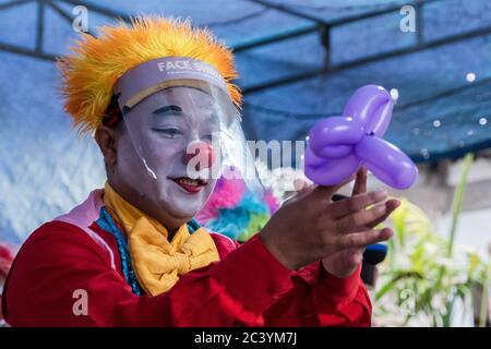 Jakarta, Indonésie. 22 juin 2020. La communauté “Aku Badut Indonesia” (je suis le clown indonésien) divertit un certain nombre d'enfants touchés par l'incendie dans la colonie de Jakarta, Indonésie, le 23 juin 2020. L'activité vise à soigner les traumatismes et à prendre soin des victimes des incendies de Jakarta, en particulier des enfants. (Photo par Evan Praditya/INA photo Agency/Sipa USA) crédit: SIPA USA/Alay Live News Banque D'Images