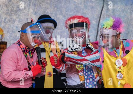 Jakarta, Indonésie. 22 juin 2020. La communauté “Aku Badut Indonesia” (je suis le clown indonésien) divertit un certain nombre d'enfants touchés par l'incendie dans la colonie de Jakarta, Indonésie, le 23 juin 2020. L'activité vise à soigner les traumatismes et à prendre soin des victimes des incendies de Jakarta, en particulier des enfants. (Photo par Evan Praditya/INA photo Agency/Sipa USA) crédit: SIPA USA/Alay Live News Banque D'Images