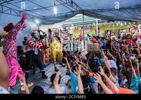 Jakarta, Indonésie. 22 juin 2020. La communauté “Aku Badut Indonesia” (je suis le clown indonésien) divertit un certain nombre d'enfants touchés par l'incendie dans la colonie de Jakarta, Indonésie, le 23 juin 2020. L'activité vise à soigner les traumatismes et à prendre soin des victimes des incendies de Jakarta, en particulier des enfants. (Photo par Evan Praditya/INA photo Agency/Sipa USA) crédit: SIPA USA/Alay Live News Banque D'Images