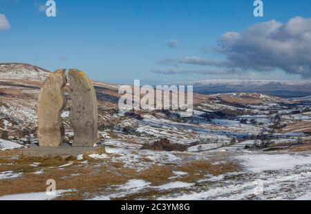 Vue hivernale enneigée de 'Water Cut', une sculpture en pierre de Mary Bourne, située sur le côté de la vallée de Mallerstang dans le parc national de Yorkshire Dales Banque D'Images