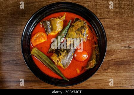 Poisson-chat avec sauce au curry épicée et légumes Banque D'Images