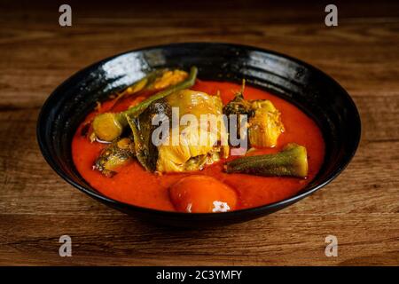 Poisson-chat avec sauce au curry épicée et légumes Banque D'Images