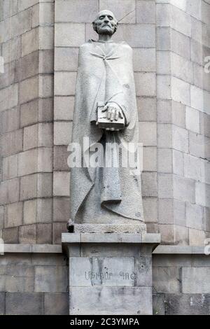 Statue de Mkhitar Gosh, jurisprudence reflétant, arménien historique, en dehors de la bibliothèque de Matenadaran, alias, Institut Mashtots de Mesrop des anciens manuscrits, Banque D'Images